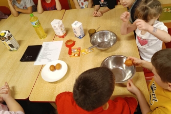 Wspólne mieszanie składników na babeczki