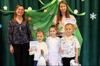 Przedszkolaki z Tęczowej Krainy podczas wręczenia upominków dla uczestników