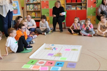 Robot Indi z programu Rosnę z matematyką podczas wspólnych zabaw przedszkolaków