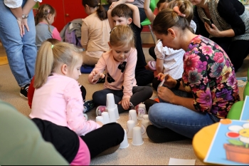 Zaprzyjaźniona przedszkola podczas wspólnej zabawy