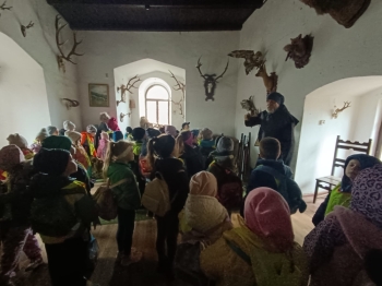 Oglądanie eksponatów w sali myśliwskiej.jpeg