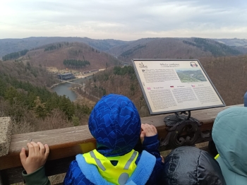 Podziwianie panoramy Zagórza Śląskiego z wieży widokowej zamku.jpeg