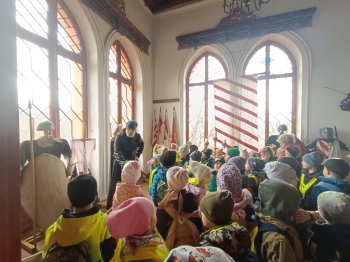 Zwiedzanie sali rycerskiej w części zamku udostępnionej dla turystów.jpeg