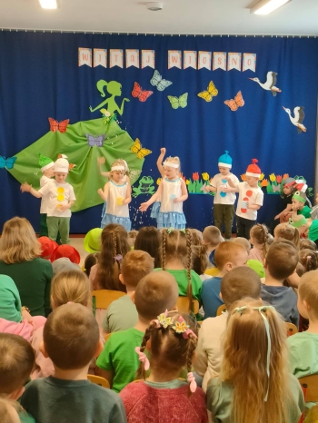 Przedstawienie w wykonaniu grup młodszych z okazji Pierwszego Dnia Wiosny