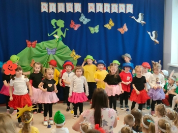 Występ dzieci z grupy Jeżyki podczas obchodów Pierwszego Dnia Wiosny w przedszkolu
