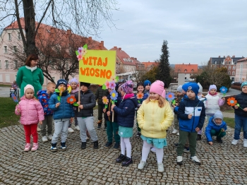 Przedszkolaki podczas przemarszu z okazji Pierwszego Dnia Wiosny
