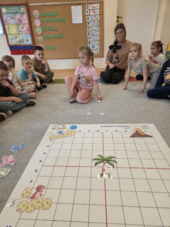 Matematyczna zabawa w kodowanie z robotem Indi.jpeg