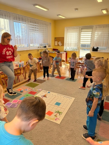 Przedszkolakai z grupy Żabki podczas zabaw z robotem Indi.jpeg