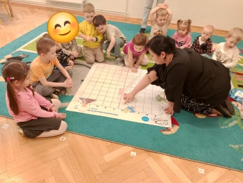 Przedszkolaki i robot Indi w świecie dinozaurów.jpeg