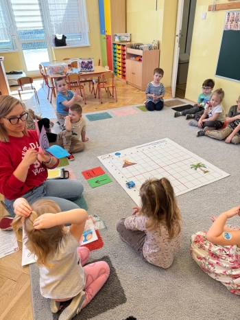 Przedszkolaki wspólnie bawią się z matematyką.jpeg