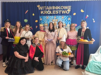 Nauczycielki z przedszkola podczas przedstawienia Witaminkowe Królestwo
