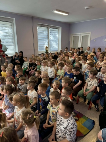 Przedszkolaki z uwagą słuchające i oglądające teatrzyk w wykonaniu nauczycielek