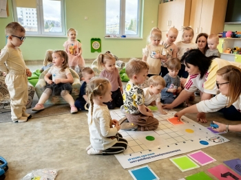 Wspólne zabawy z robotem Indi w żłobku