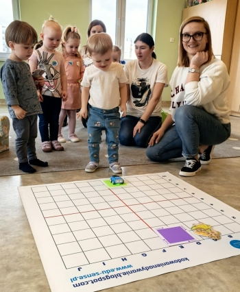 Dzieci w żlobku zapoznają się z robotem Indi