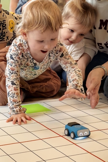 Zabawa z robotem dzieci ze żłobka