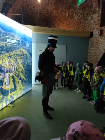 Przywitanie z przewodnikiwem i przybliżenienie dzieciom historii obiektu .jpeg