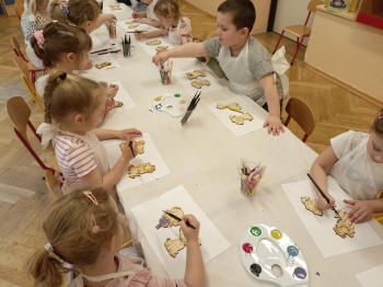 Dzieci podczas ozdabiania drewnianych magnesów .jpeg