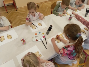 Przedszkolaki tworzą magnesy w ramach realizacji warsztatów kreatywnych z projektu SmartPrzedszkolaki.jpeg