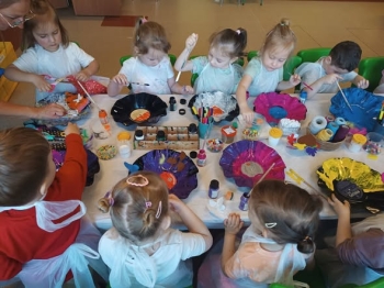 Przedszkolaki samodzielnie wykonują misy na owoce w ramach upcyklingu