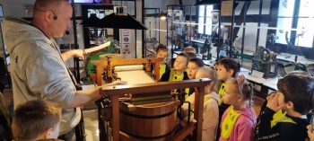Przedszkolaki zwiedzają Muzeum Papiernictwa.jpeg