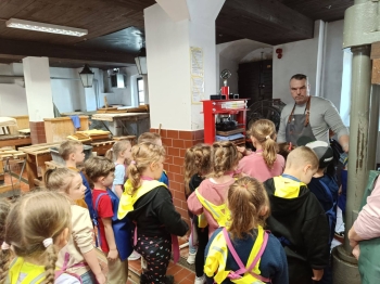 Przedszkolaki podczas wycieczki do Muzeum Papiernictwa w Dusznikach Zdrój