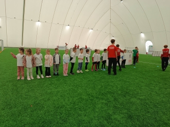 Reprezentacja naszego przedszkola podczas Akademi Piłkarskiej i treningu Akrobatyki Sportowej