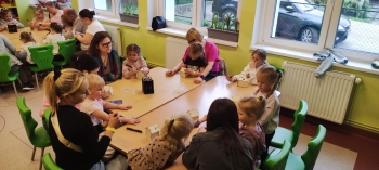 Ozdabianie domków dla ptaków w wykonaniu dzieci i rodziców