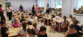 Przedszkolaki podczas poczęstunku w dniu pikniku.jpeg