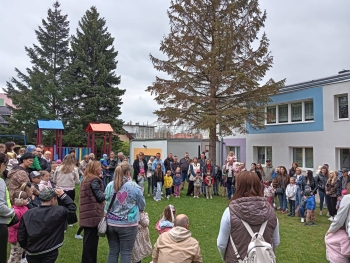 Przedszkolaki wraz z rodzicami podczas pikniku ekologicznego