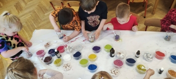 Przedszolaki samodzielnie wykonują świecę żelową