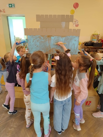 Grupowy zamek przedszkolakó wykonany podczas XV Święta Optymizmu