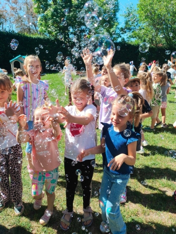Zabawy z bańkami mydlanymi podczas obchodów  Dnia Dziecka w przedszkolu