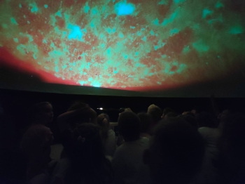 Przedszkolaki podczas podróży w kosmos w mobilnym planetarium Orbitek