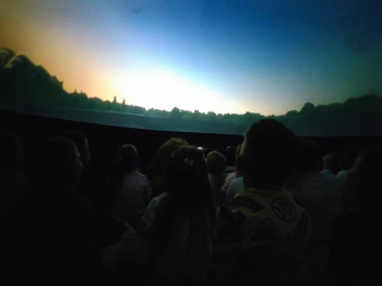 Wschód słońca podczas seansu w planetarium
