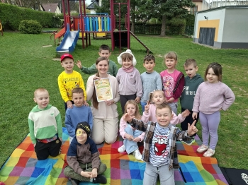 Przedszkolaki rozwiązały zadaina Skrzata Matematyka i otrzymały dyplom