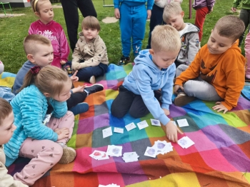 Układanie rytmów podczas zabaw ze Skrzatem Matematykiem